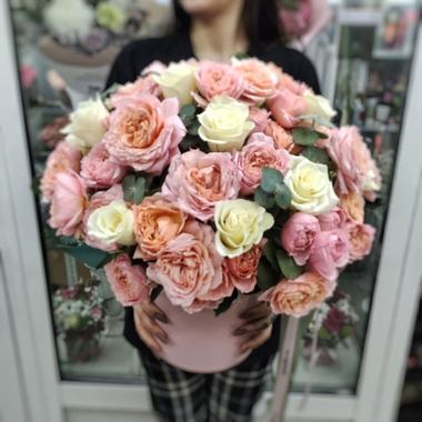 Композиция с кустовыми пионовидными розами "Julietta"