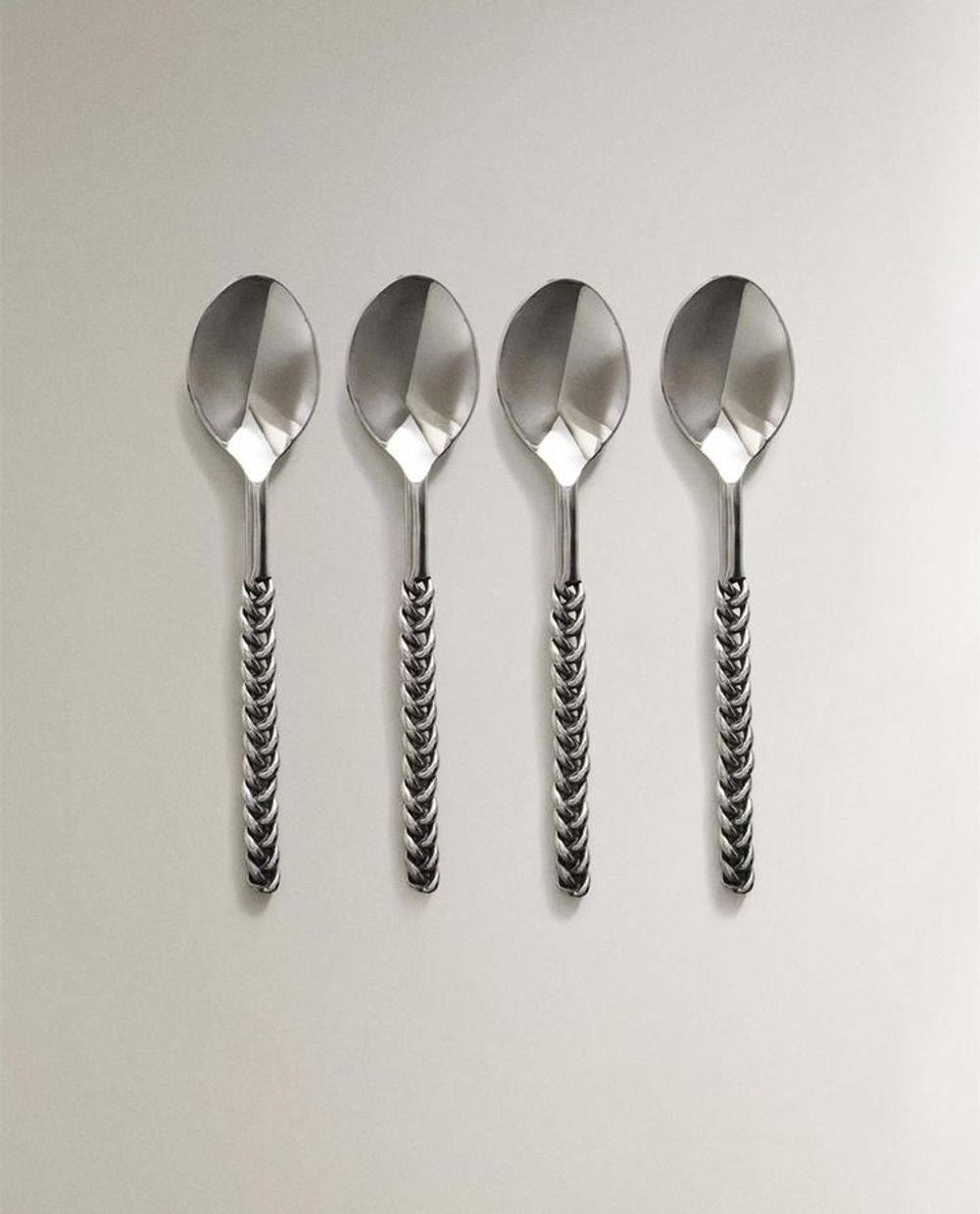 ZARA HOME НАБОР ДЕСЕРТНЫХ ЛОЖЕК С ПЛЕТЕНЫМИ РУЧКАМИ (4 ШТ.), СТАЛЬНОЙ СЕРЫЙ