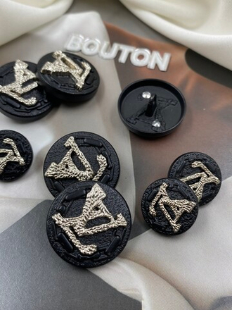 Пуговицы Лв. с металлическим лого и цепью черные рельефные