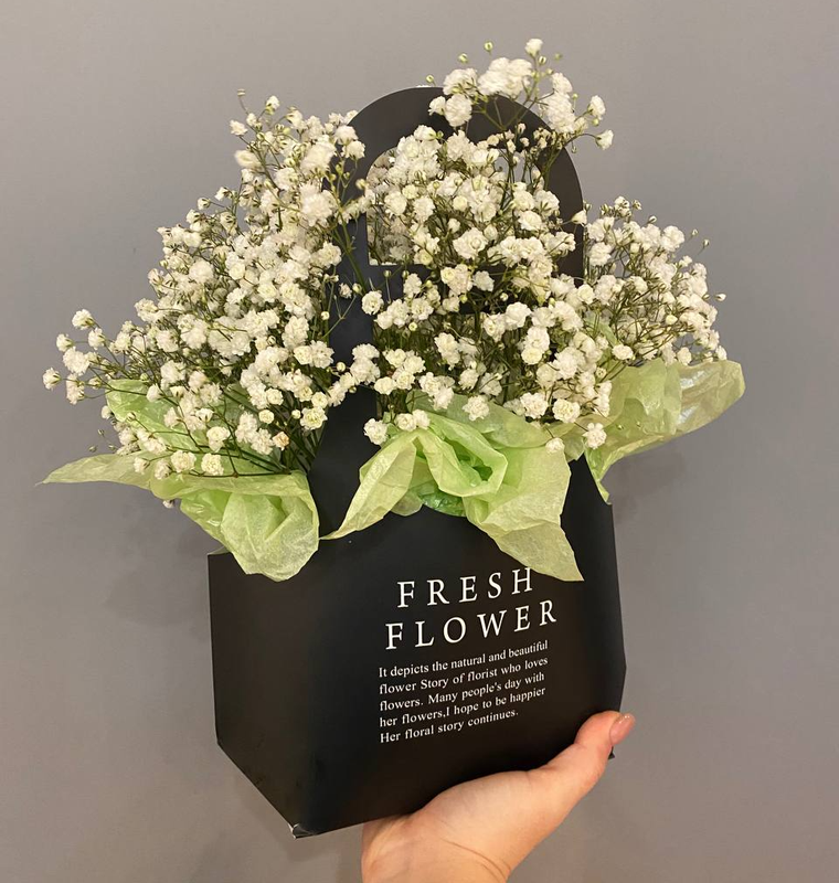 Композиция из белой гипсофилы в сумочке