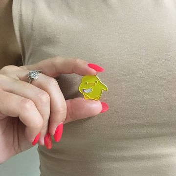 Значок металлический на одежду/Пин.  Утка с ножом