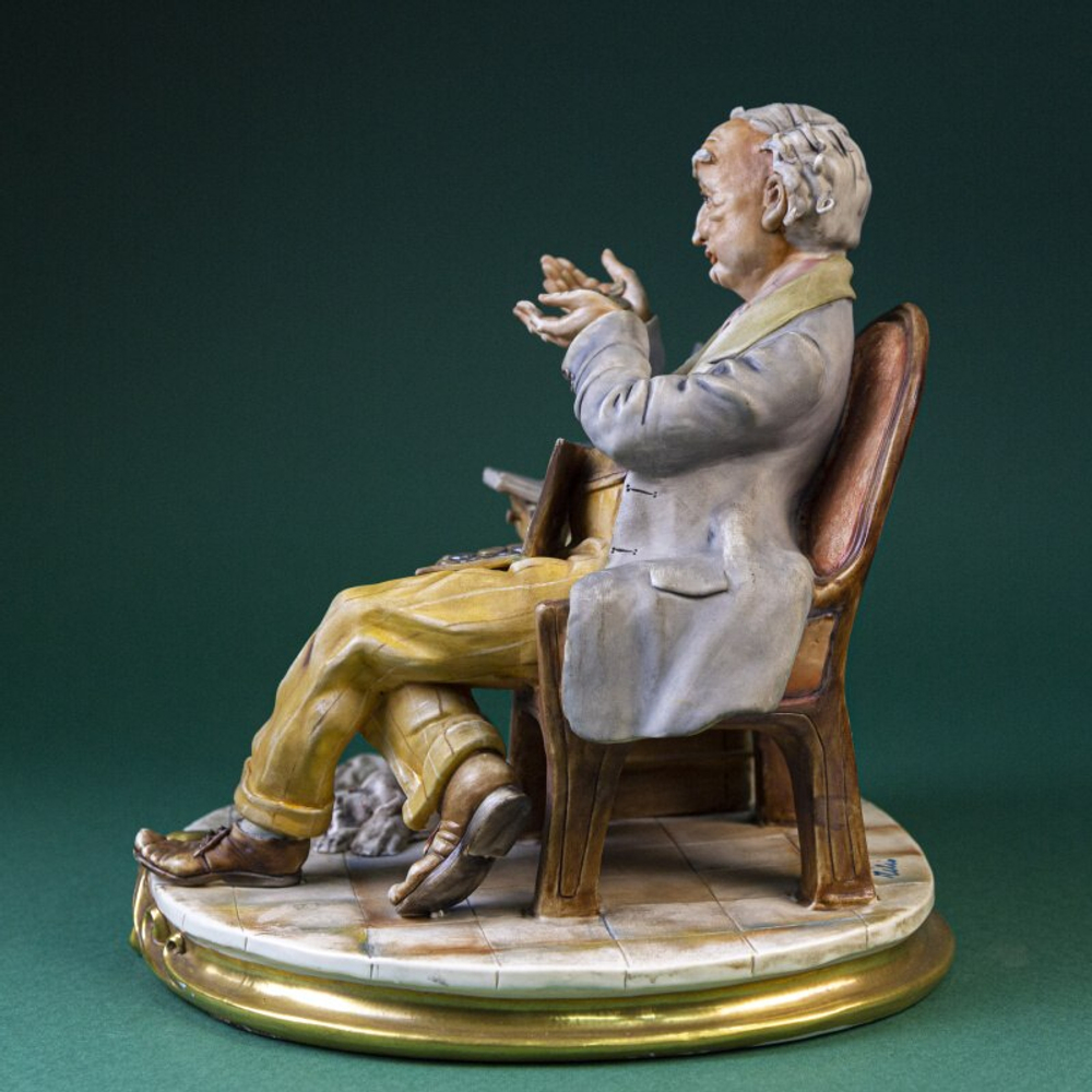 Фарфоровая мануфактура Capodimonte «Коллекционер монет (нумизмат)»