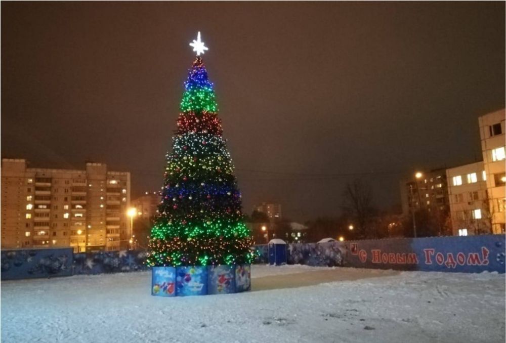 Светодинамическая елка каркасная - встроенная гирлянда цветная -"Уральская" 16 м