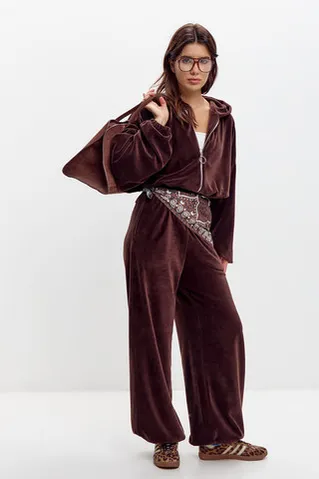Широкие брюки на резинке из велюровой ткани шоколадного цвета