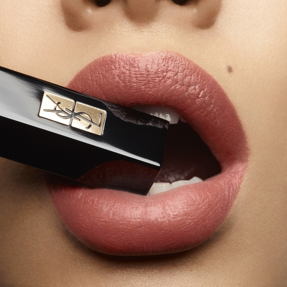 Yves Saint Laurent Rouge Pur Couture The Slim Velvet Radical - Тонкая матовая помада для создания эффекта кожи на губах, 2,2 g
