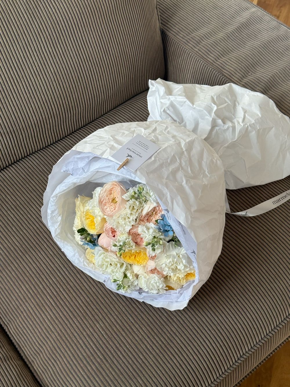 Букет из кустовых пионовидных роз, оксипеталума, лизиантуса и диантусов