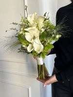 Свадебный букет из калл, орнитогалума, хелеборуса и паникума