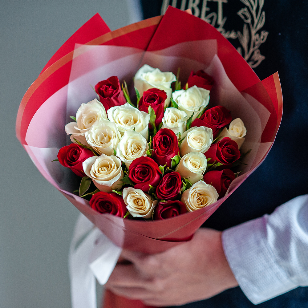 Красно-белый микс из 25 кенийских роз