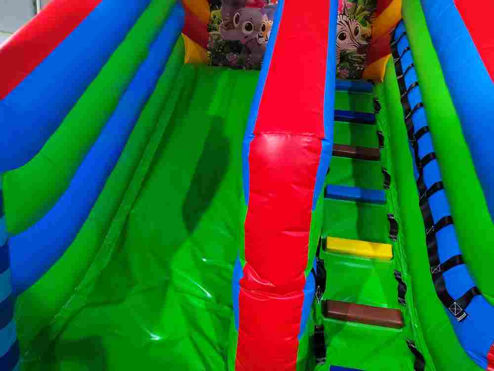 Коммерческий надувной батут «Звериный мир» с горкой и аркой, 6*5*4.2 м.