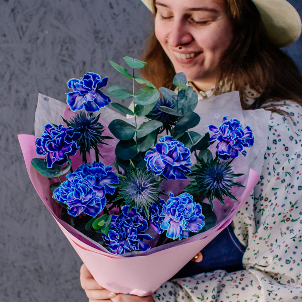 82. Элегантный стойкий синий букет с диантусами и эрингиумом