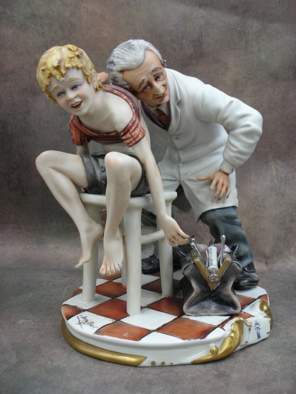 Статуэтка. Фарфор. Врач Дышите! Не дышите!. Capodimonte. Италия