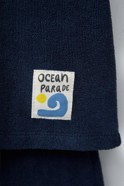 ZARA КОМПЛЕКТ ИЗ ФУТБОЛКИ-ПОЛО И ШОРТОВ ИЗ МАХРОВОЙ ТКАНИ С НАШИВКОЙ, ТЕМНО-СИНИЙ