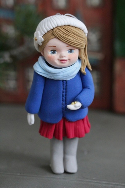 Девочка пупсик в белой шапочке с цветочком.