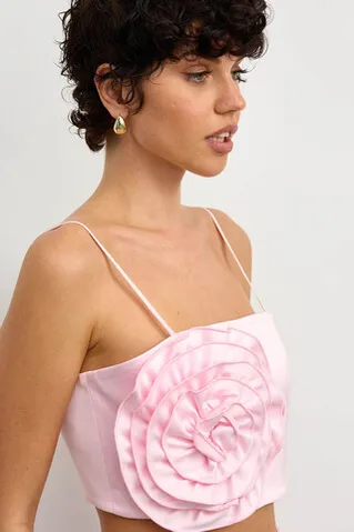 Топ с цветком из атласа нежно-розового цвета
