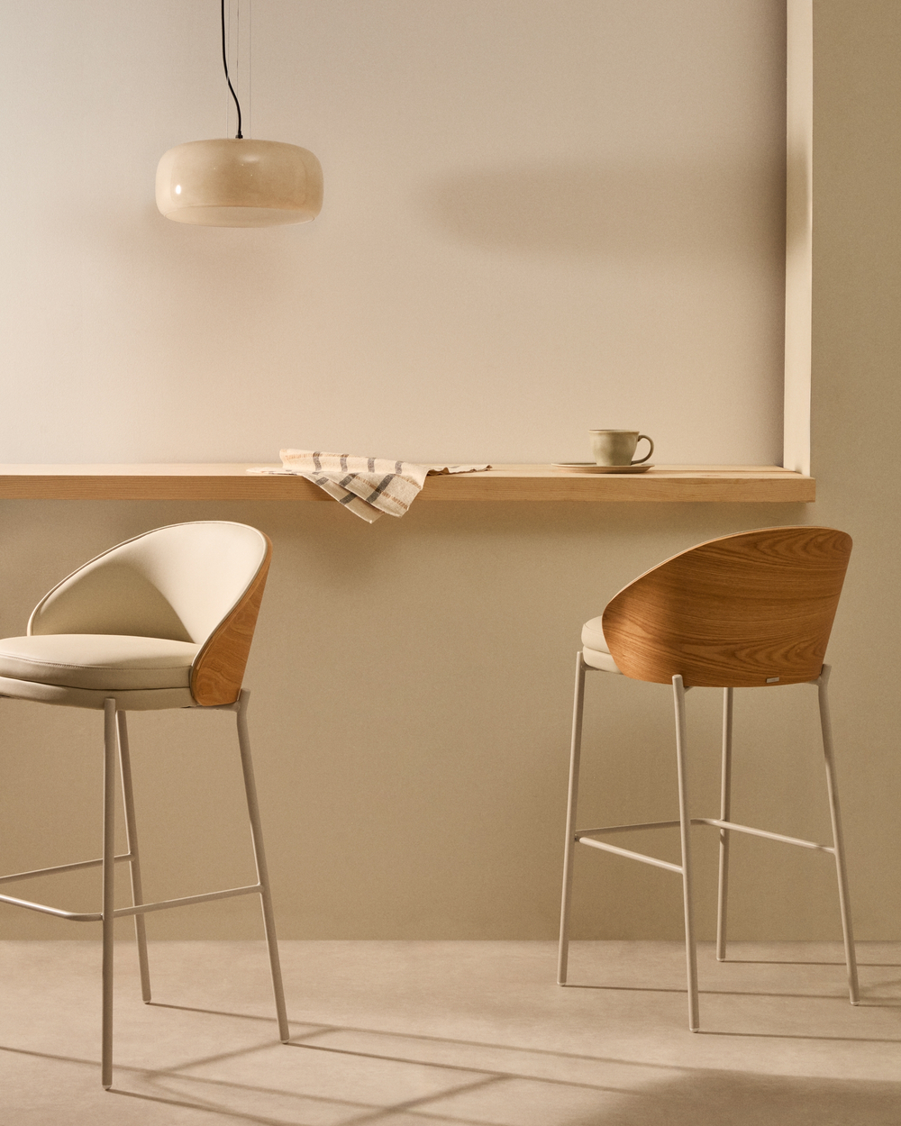 Стул барный Eamy из бежевой экокожи, ясеневого шпона с натуральной отделкой и бежевого металла