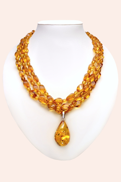 Ожерелье из янтаря с кулоном