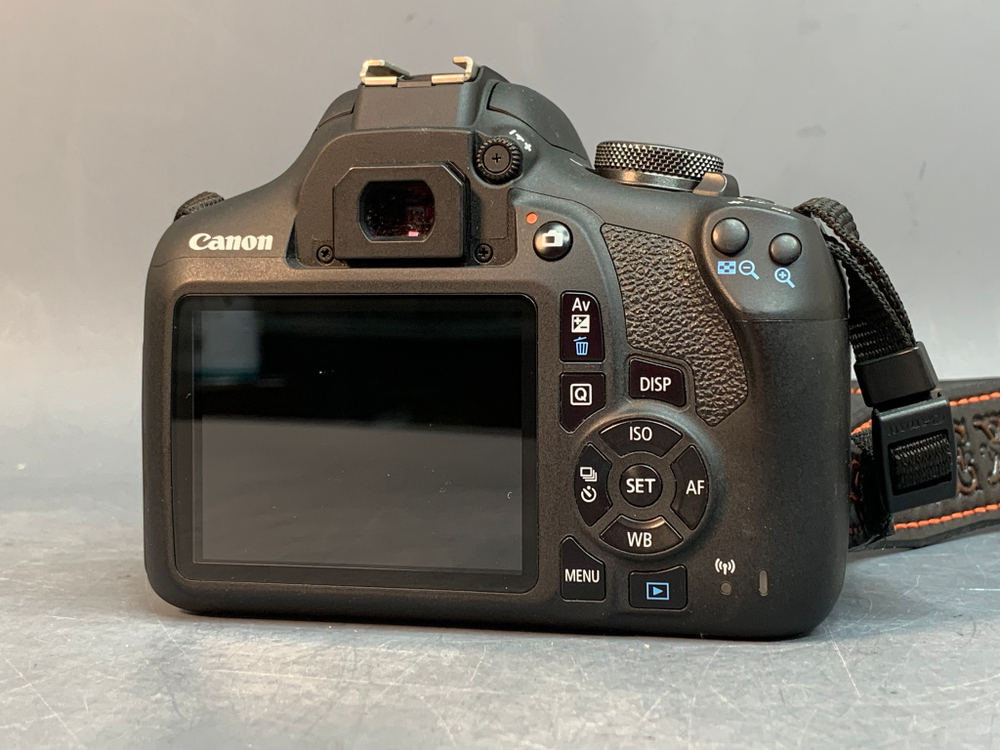Canon 2000D Kit 18-55mm 3.5-5.6 III 8.000 кадров