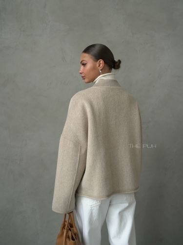 Бежевый шерстяной бомбер на молнии