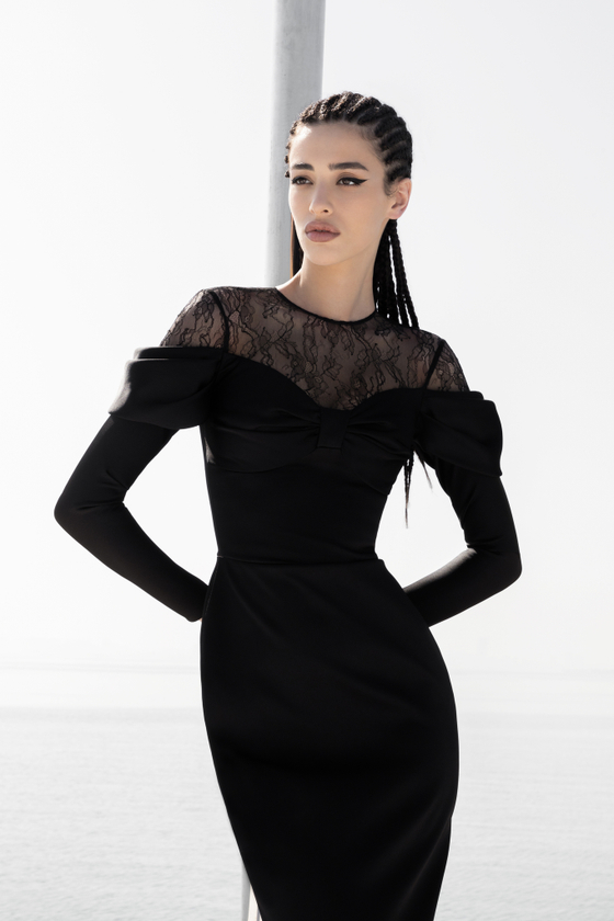 Платье макси из сатина и кружева с драпированными рукавами