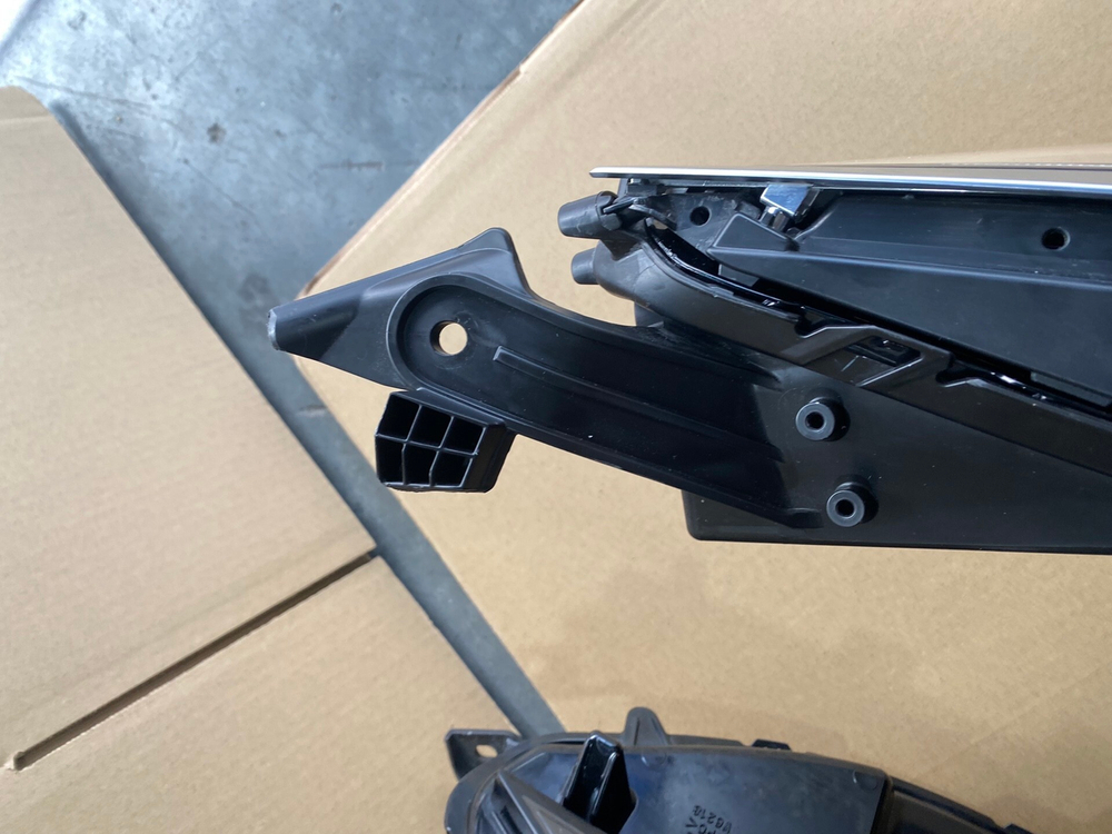 Передний LED-фара Toyota Sienna 2022 оригинал