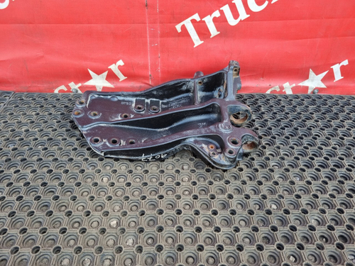 Кронштейн переднего бампера правый