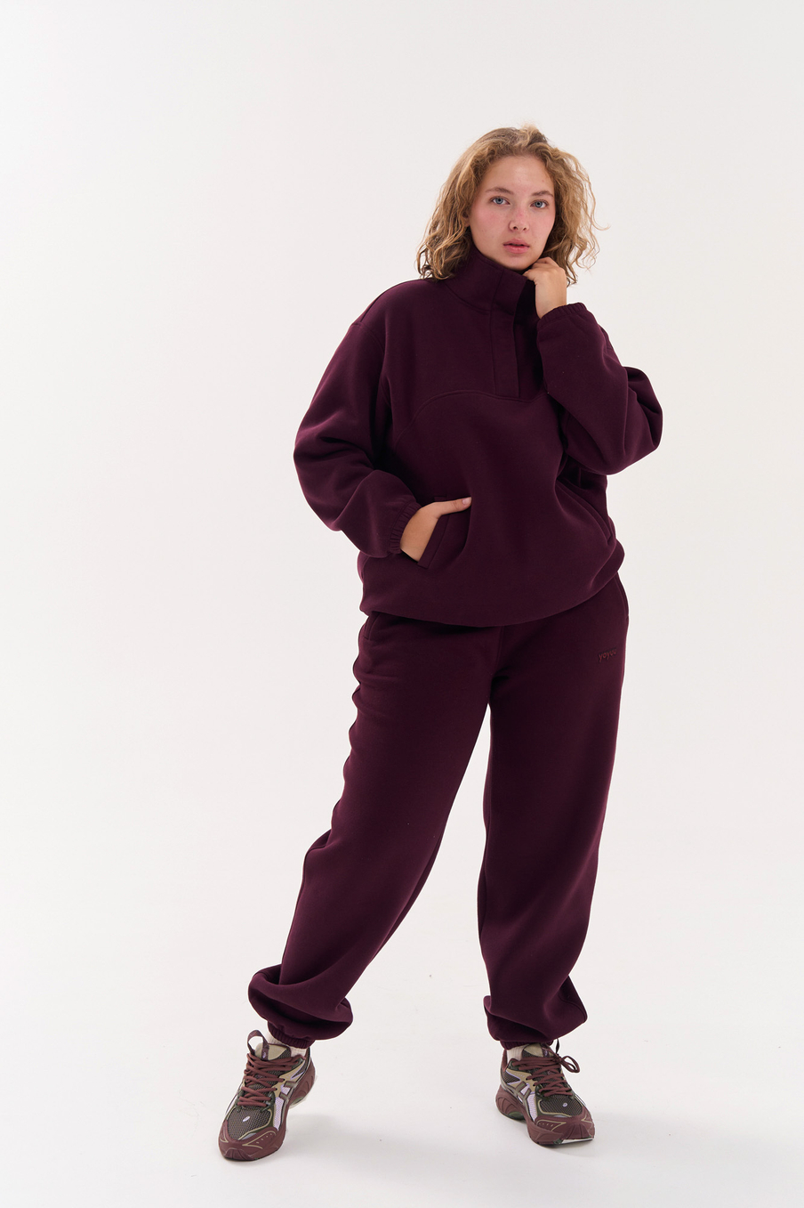 Свитшот с воротником на кнопках из футера с начесом в винном цвете