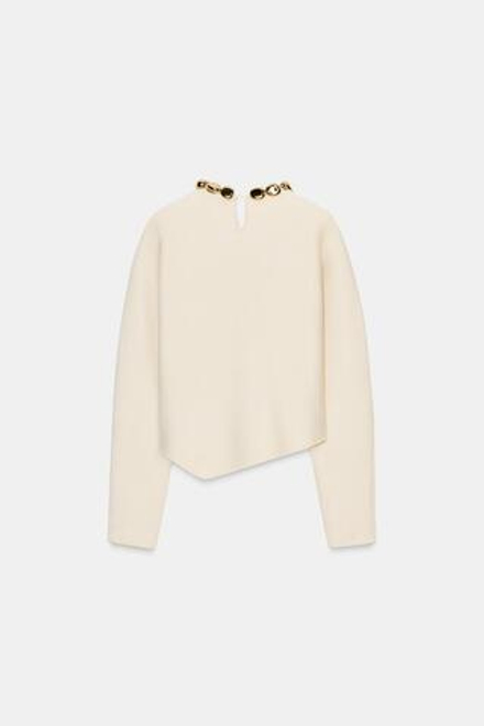 ZARA ТРИКОТАЖНЫЙ ДЖЕМПЕР С БУСИНАМИ НА ВОРОТНИКЕ, ЭКРЮ