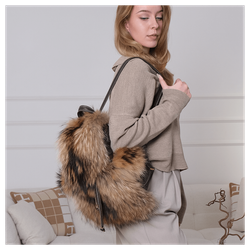 Меховой рюкзак «Пушистый из енота»