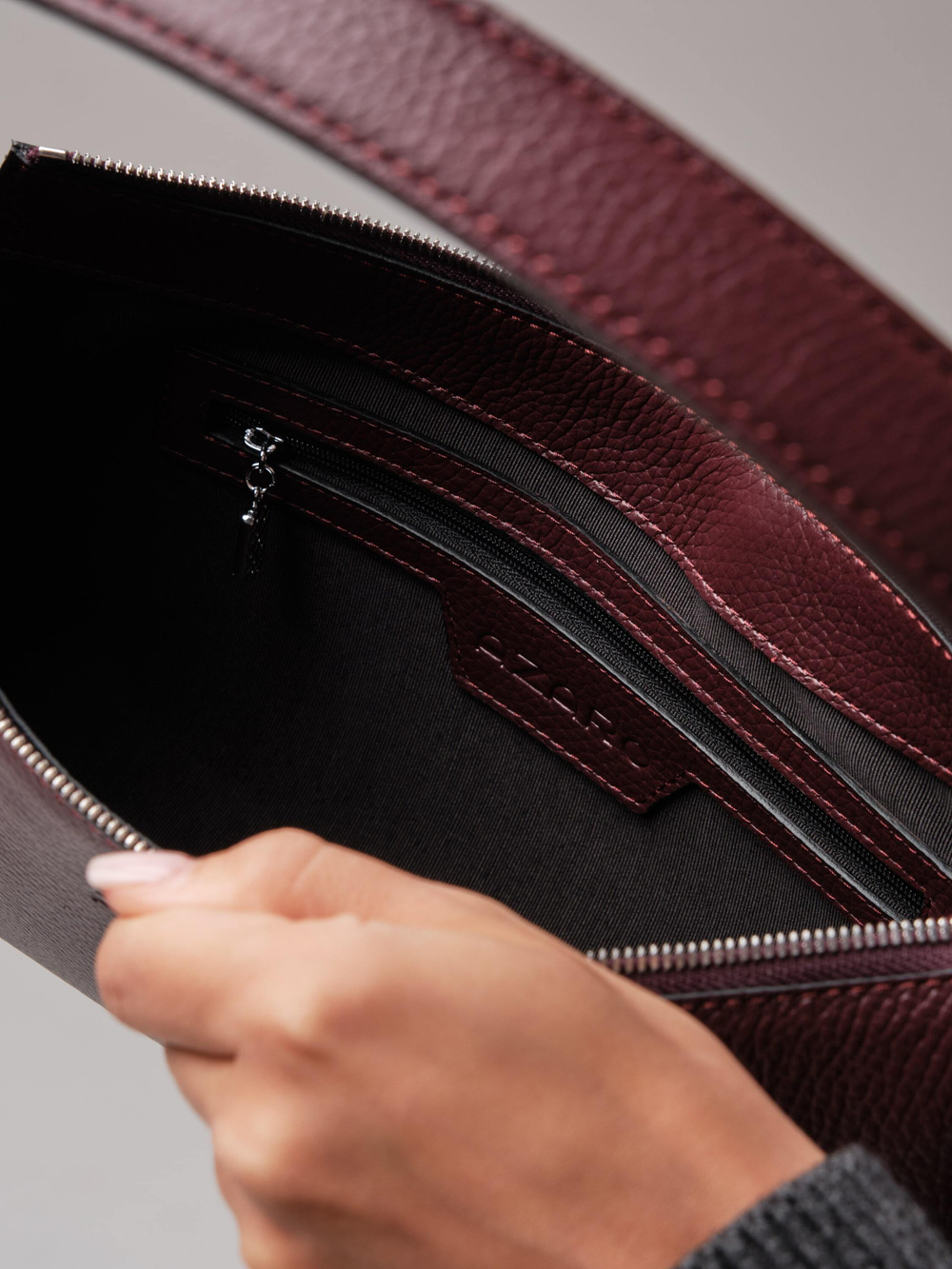 Кожаная сумка багет кросс-боди зимняя вишня