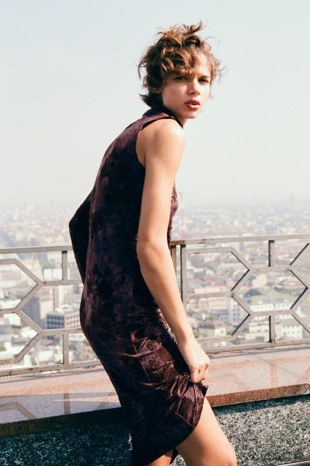 ZARA ДЛИННОЕ ПЛАТЬЕ С ПРИНТОМ И ПЛАТКОМ, СВЕТЛО-ГРАНАТОВЫЙ