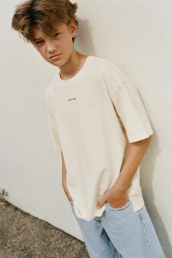 ZARA ФУТБОЛКА ИЗ РЕЛЬЕФНОЙ ТКАНИ С ВЫШИТОЙ НАДПИСЬЮ, ЭКРЮ