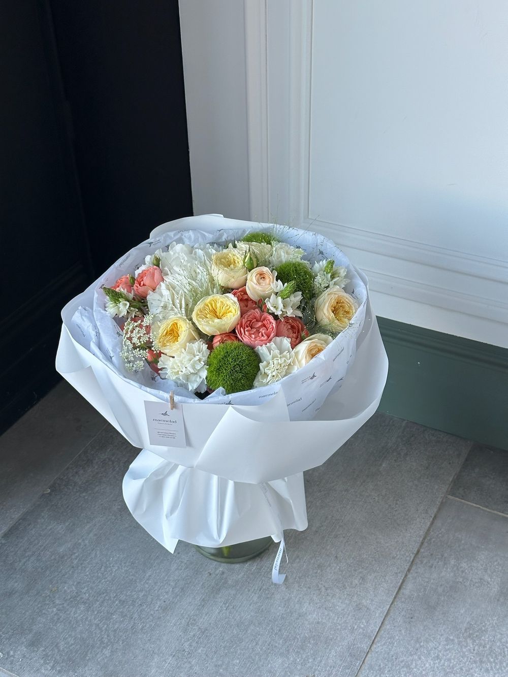 Букет из гортензии, кустовых пионовидных роз, амми и диантусов