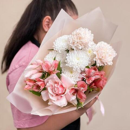 Нежный букет с хризантемой, альстромерией, розой и гвоздиками