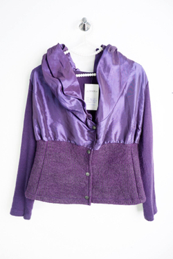 Кофта оригинального кроя, визуально на 44 размер