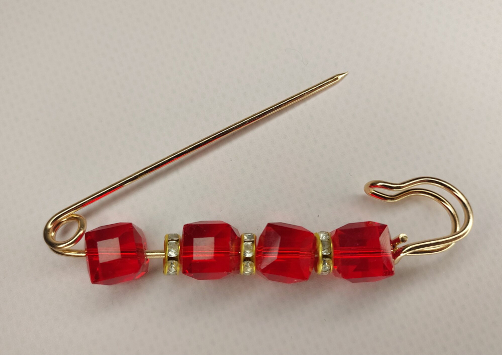 Булавка брошь "Красные камешки" для кардигана, пальто, платков, костюмов, шарфа, одежды .Цвет ярко красный.