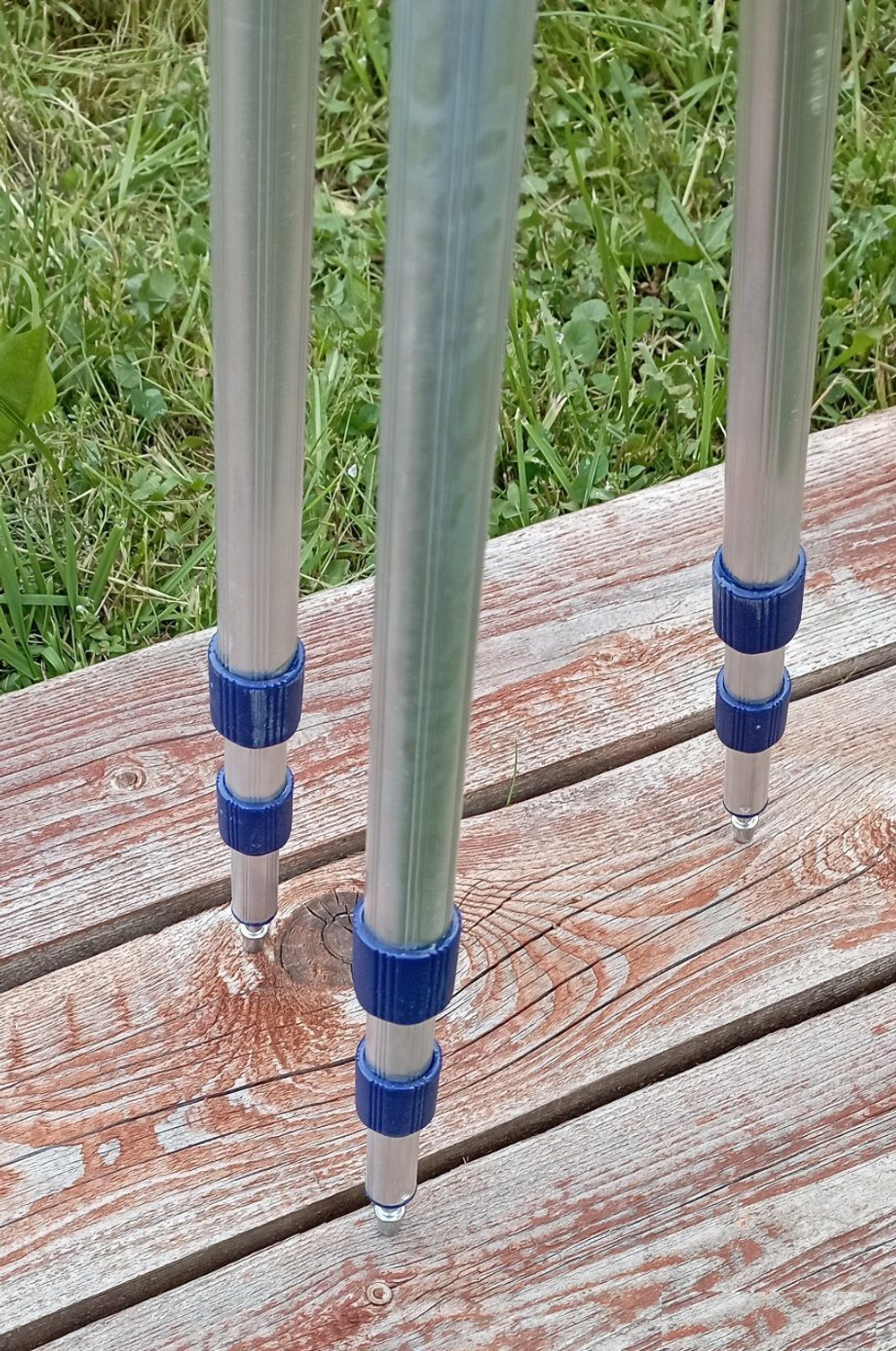 Подставка с телескопической треногой