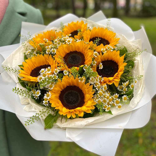 Букет из подсолнухов "Sunbeam Charm"