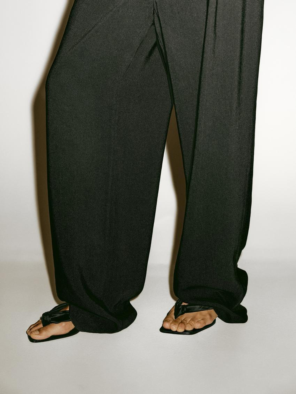 Massimo Dutti Костюмные брюки из льняной смеси с вытачками - Limited Edition, черный