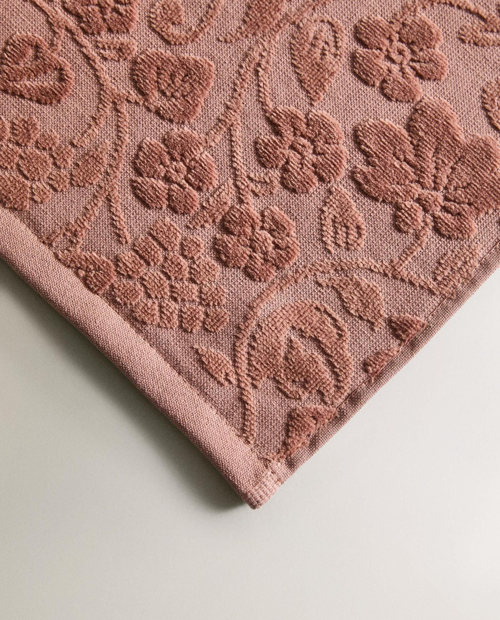 Zara Home - Жаккардовое банное полотенце с цветочным рисунком, розовый, 90х150 см