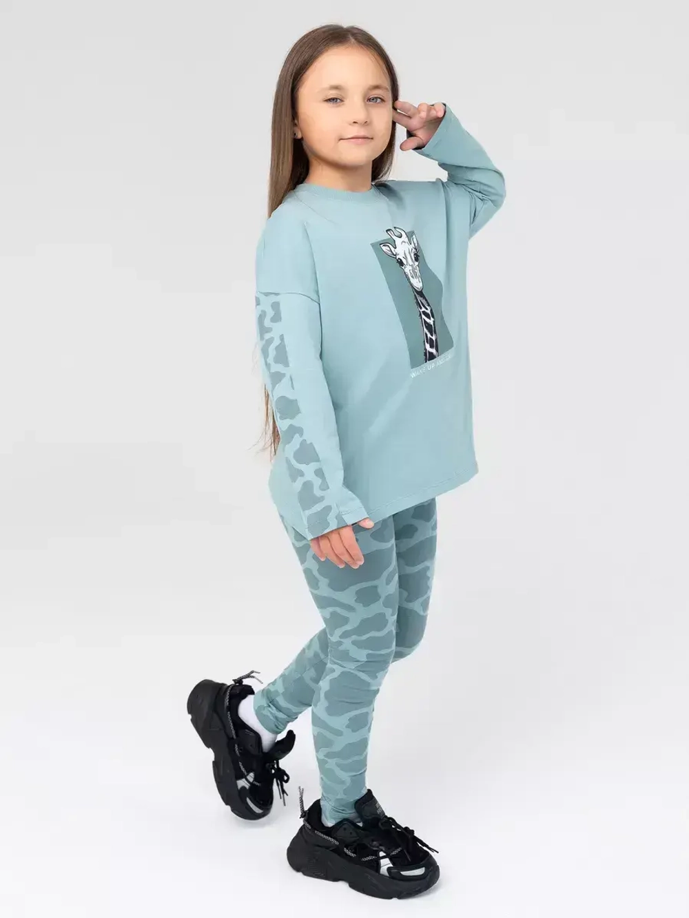 Зеленый костюм для девочки на весну с леггинсами