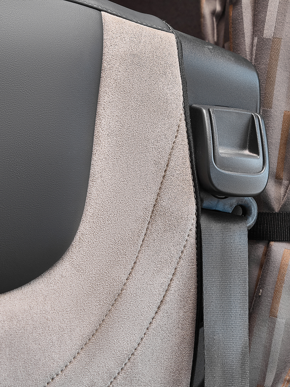 Чехлы Люкс DAF XF 106 (экокожа, черный цвет, бежевая вставка)