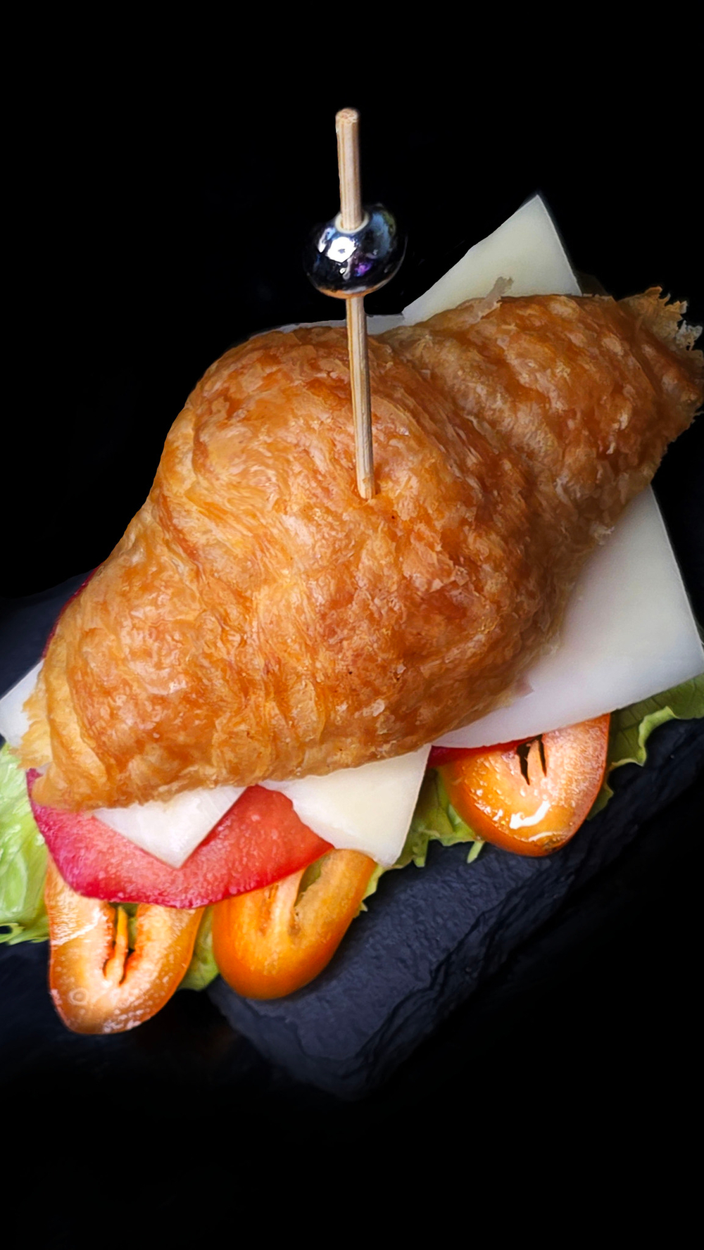 Сливочный круассан с сыром и овощами