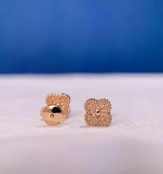 Серьги-пуссеты Van Cleef & Arpels Alhambra