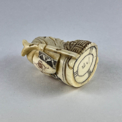 Статуэтка нэцкэ Фукурокудзю с посохом и корзиной рыбы