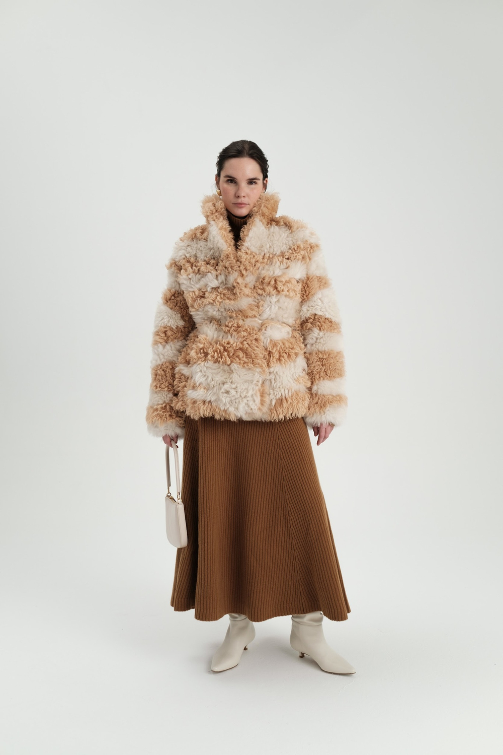 Бело-бежевая шуба из испанской овчины тиградо