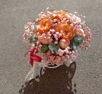 Персиковая роза в кашпо велосипед