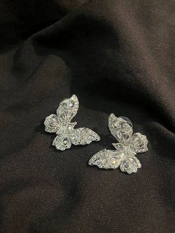 Серьги гвоздики бабочки белые