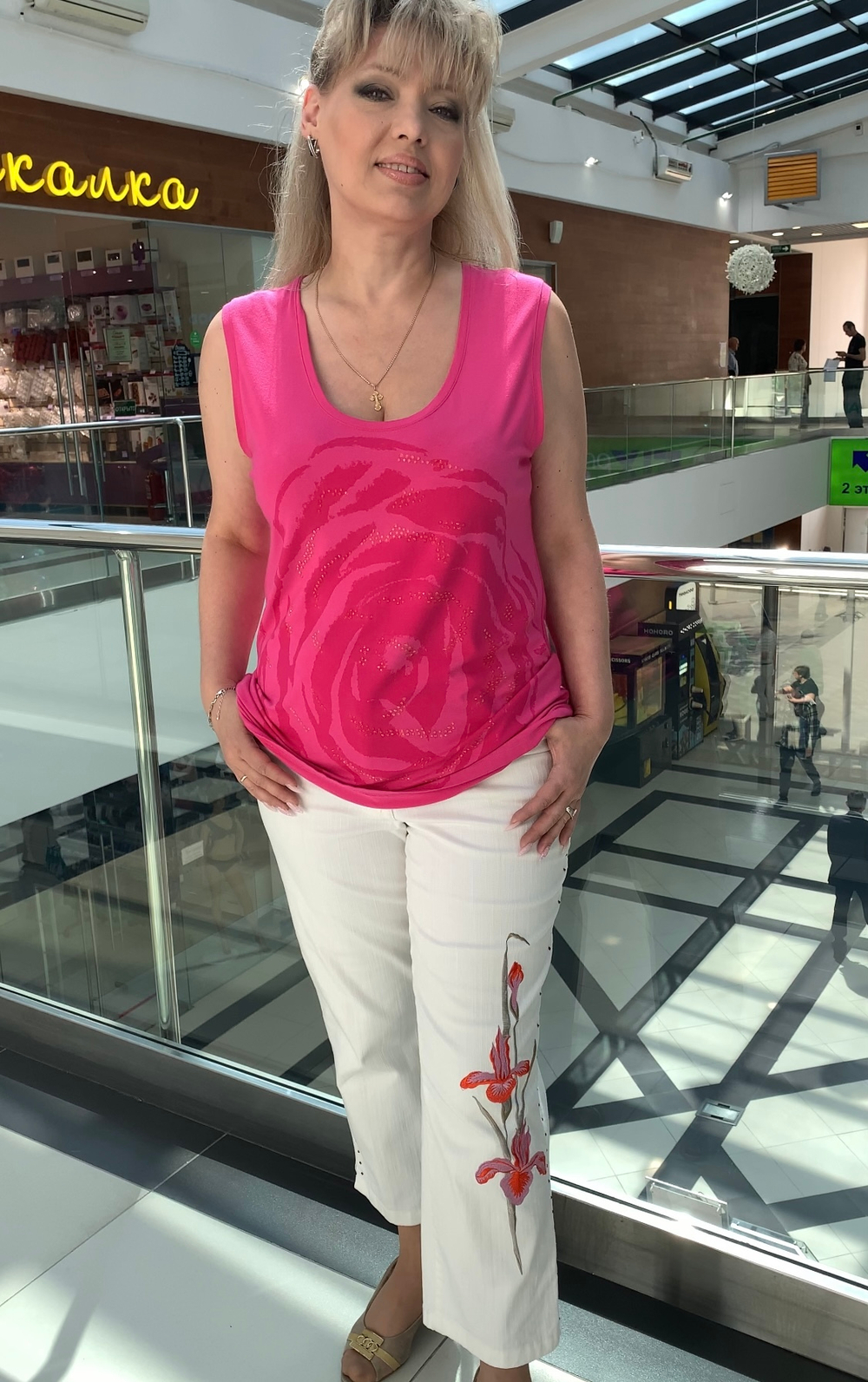 Яркая футболка-майка с  принтом из прозрачных камушков