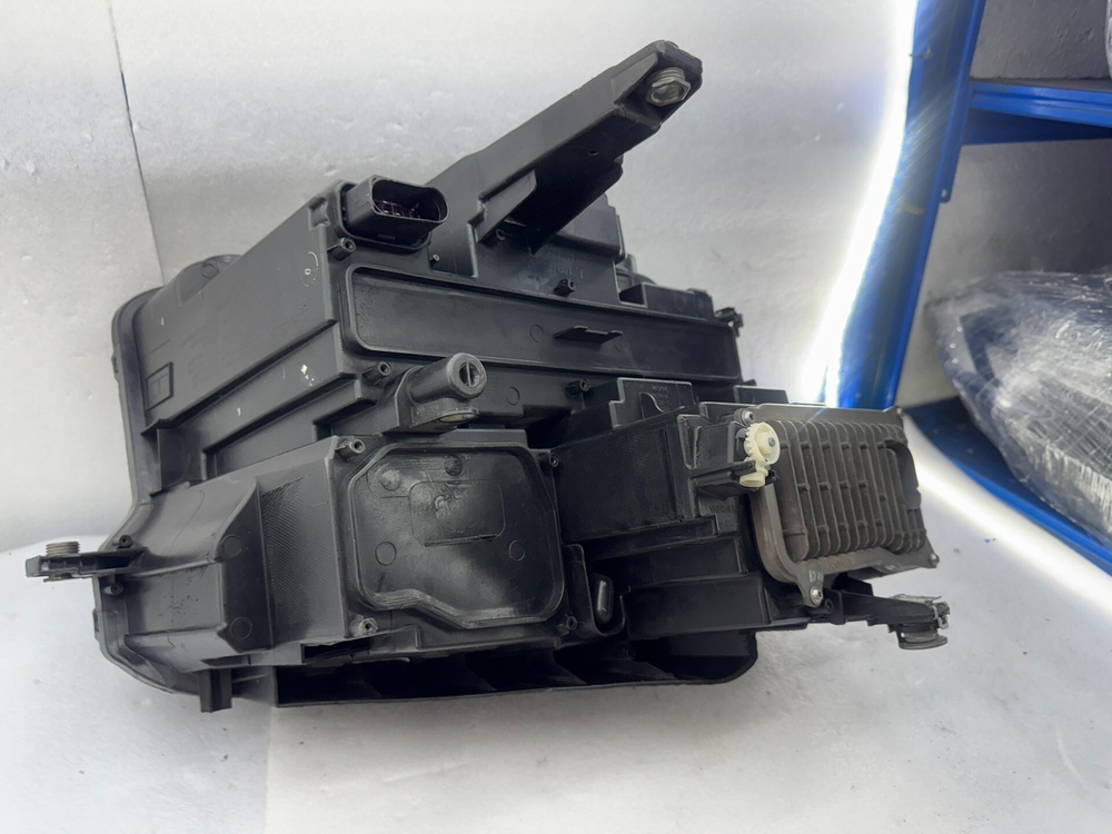 Оригинальная LED фара Volkswagen Teramont (Touareg)