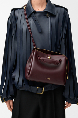 Loewe Маленькая сумка Madrid из мягкой телячьей кожи, бургунди